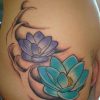 Tatuagem de Flor de Lótus Azul e Roxa