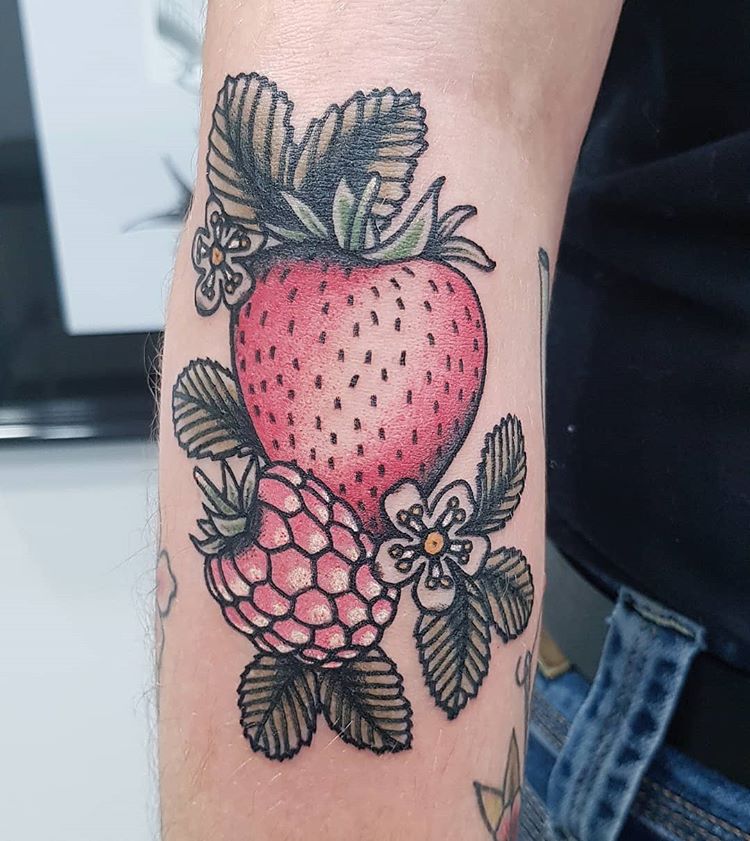 Top 70+ traditional strawberry tattoo best - in.eteachers