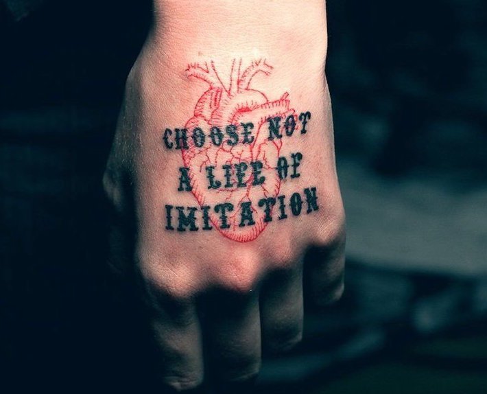 tatuaż naśladujący frazę „nie wybieraj życia”