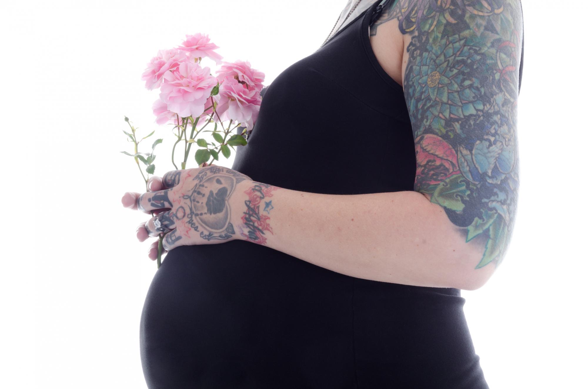 Беременная в татуировках