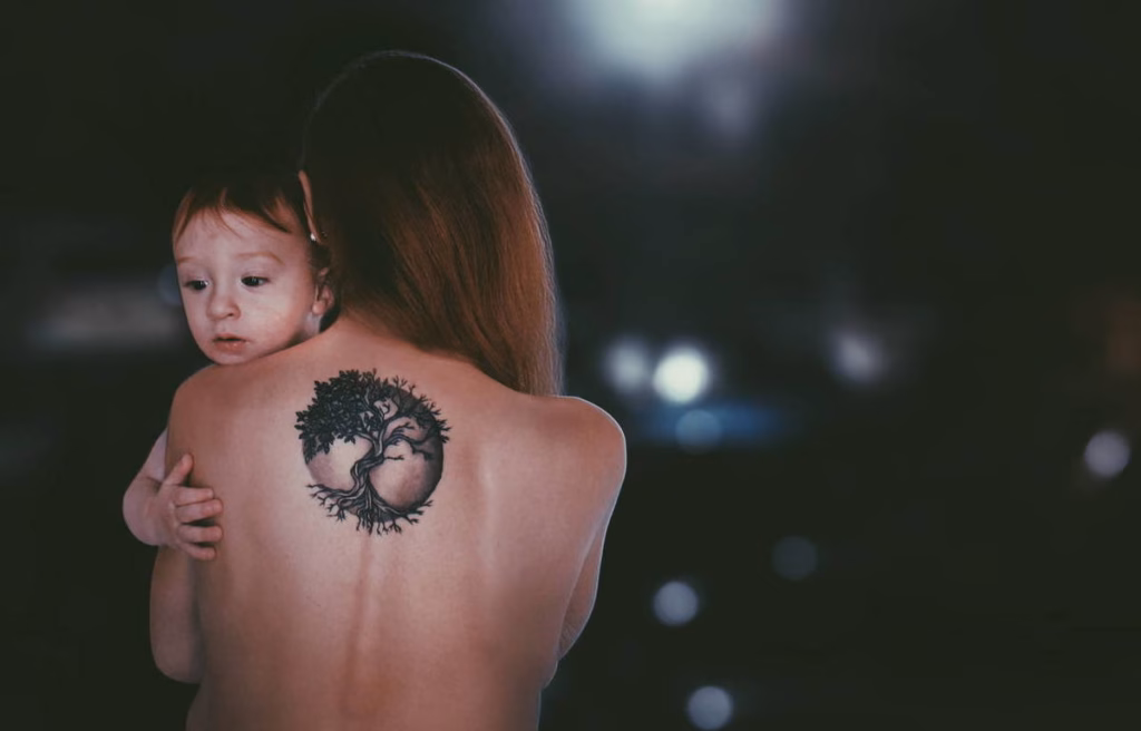 Grávida pode fazer tatuagem? Dúvidas comuns sobre gravidez e tattoos