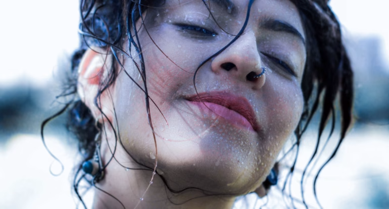 “Leve”: novo EP de Marina Peralta atravessa as fronteiras do reggae
