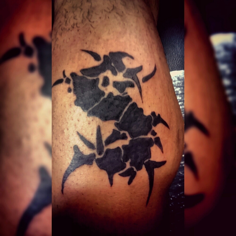 Tatouage avec le logo de Sepultura