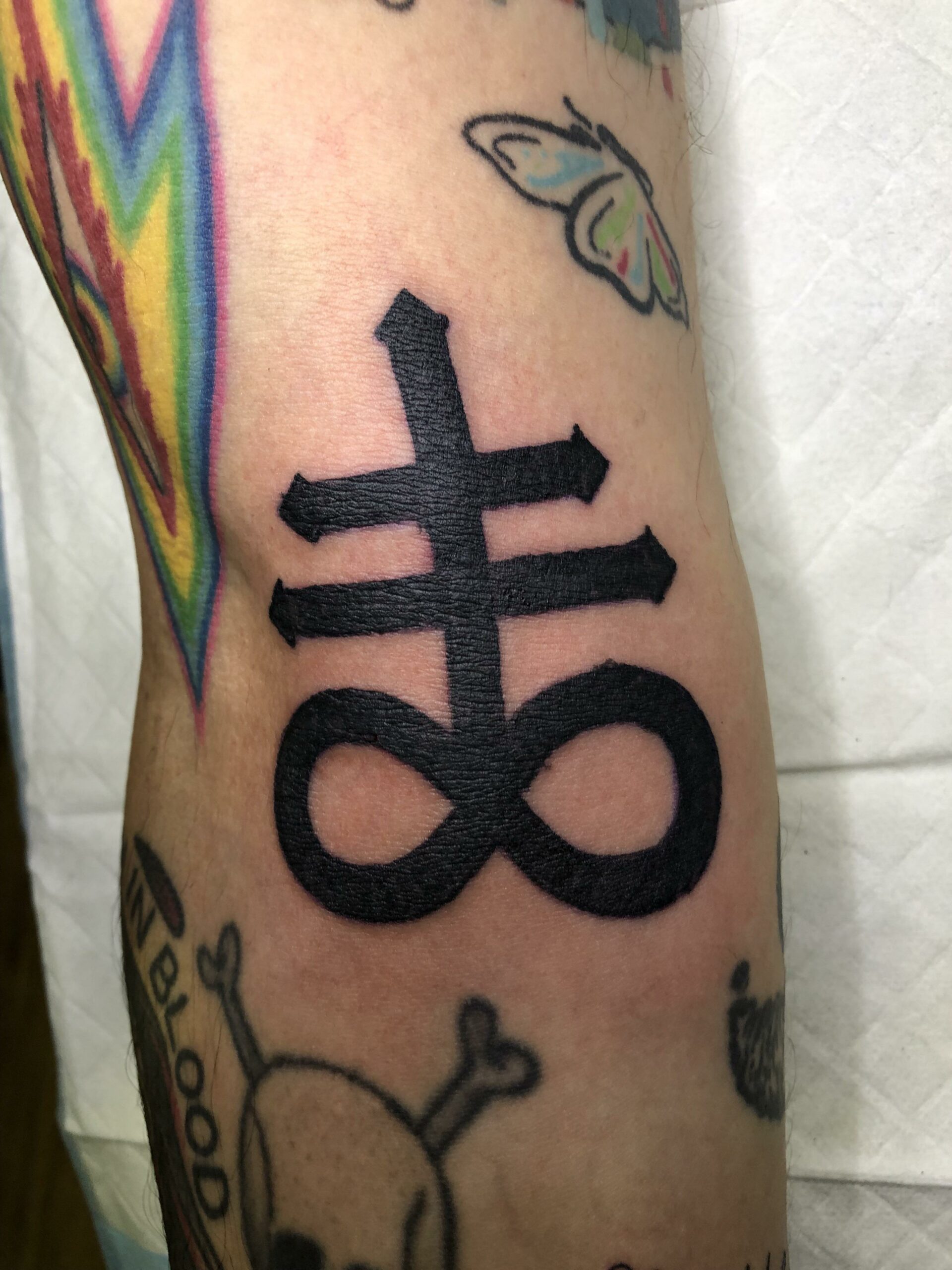 Significado de los tatuajes de la cruz de Leviat (símbolo del azufre) |  BlendUp
