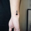 Tatuagem minimalista ás de espadas