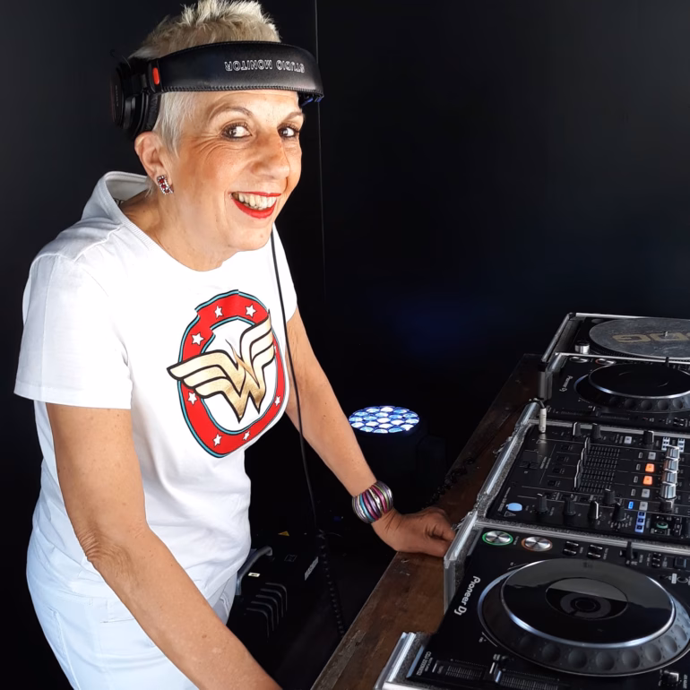 Sonia Abreu, a 1ª DJ mulher do Brasil, morre em SP