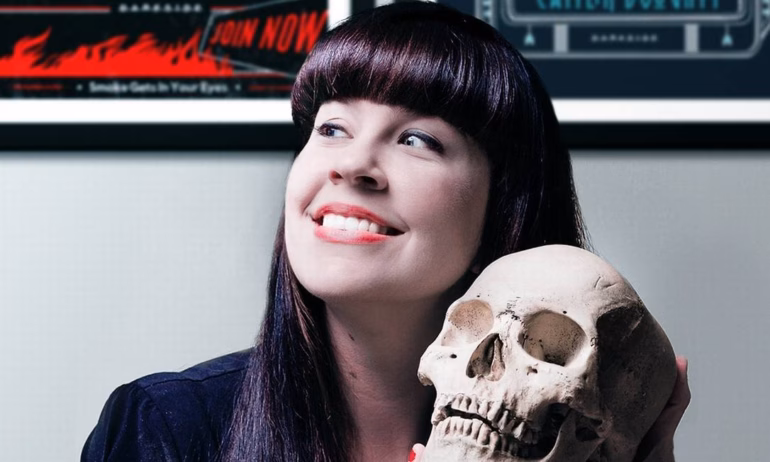 Conheça Caitlin Doughty: a agente funerária bem humorada, best-seller e youtuber