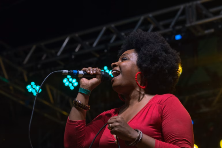 Ancestralidade e superação: Denise D´Paula e a força do reggae