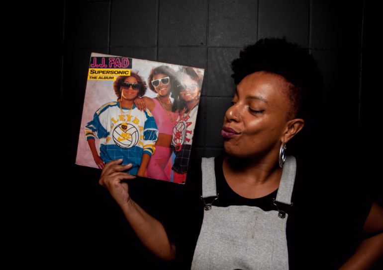 Discotecárias: conheça o projeto fotográfico que retrata mulheres do universo do vinil