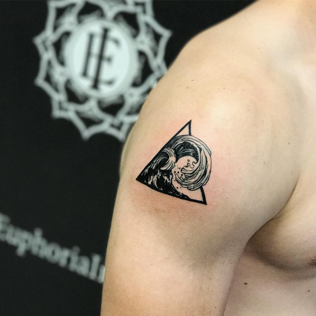 Dreiecke tattoo bedeutung zwei Dreieck Tattoo