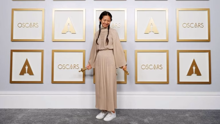 Moda e Oscar: “efeito Chloé Zhao” e os sneakers em ocasiões de gala