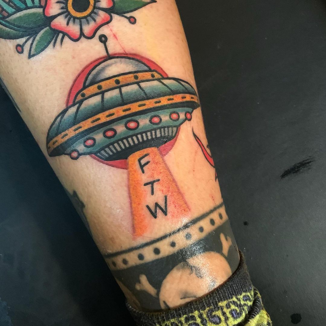 Palma Tattoo - UFO od @mike.tattooer #ufo #flyingdisc #spaceship #tattoo  #blackwork #instagood #blacktattoo #inked #inkedgirl #geometrictattoo  #pepsi #quickie #fun #xfiles #nasa #alien #space #stranger #polishgirl  #tattooed #unidentifiedflyingobject ...