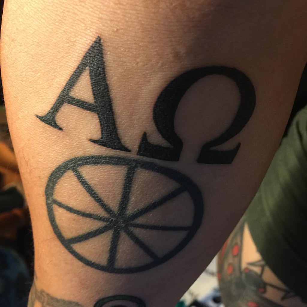 Zie enkele afbeeldingen van tatoeages met het omega symbool.