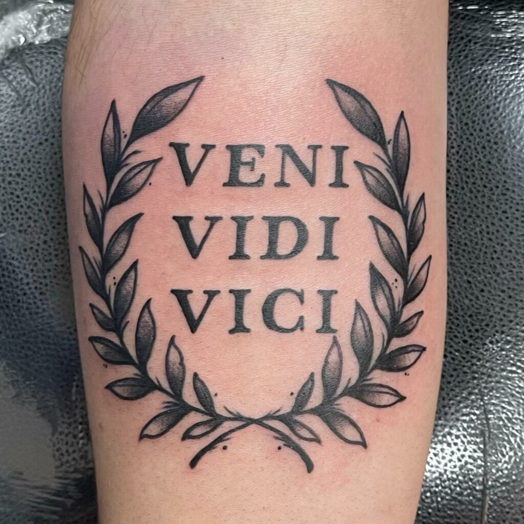 André Winter Tattoo - Veni, vidi, vici é uma expressão em latim
