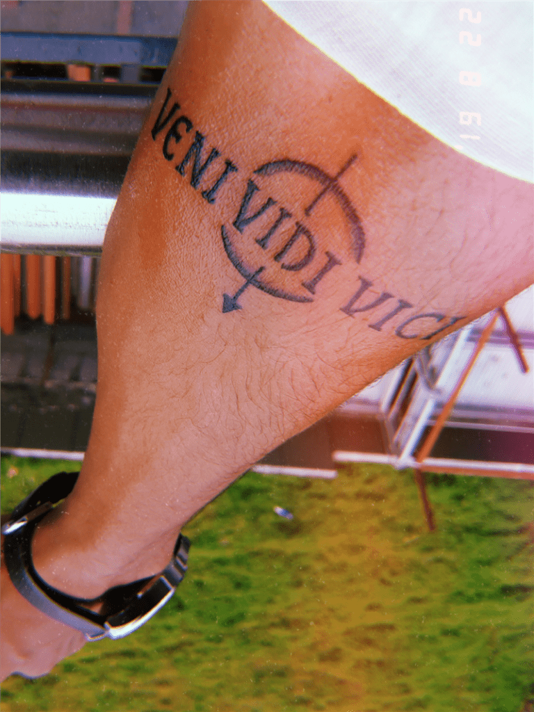 André Winter Tattoo - Veni, vidi, vici é uma expressão em latim