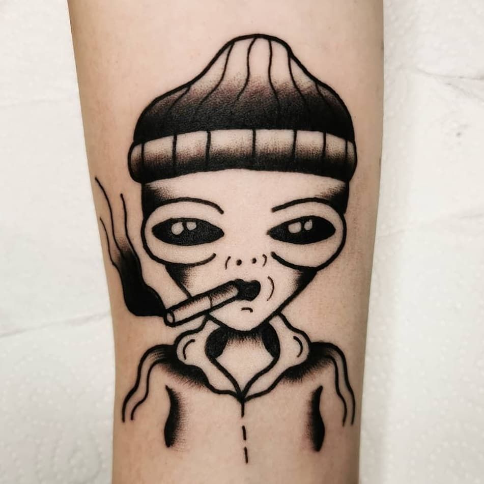 Tatuagem alienígena fumando