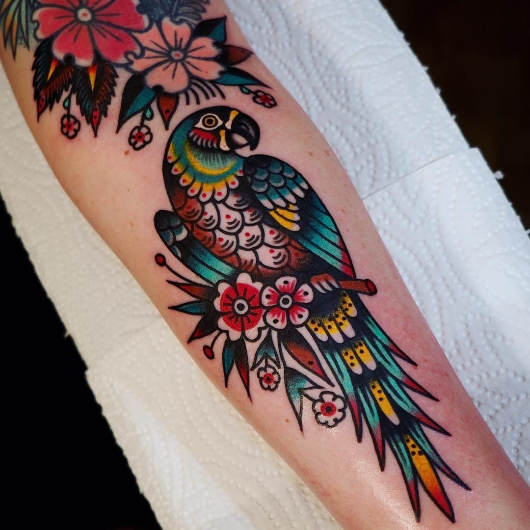 Parrot tattoo hi-res stock photography and images - Alamy